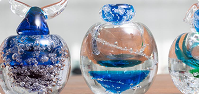 狭い棚でも写真立てと一緒に飾れるデザイン